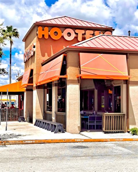 Hooters miami - 